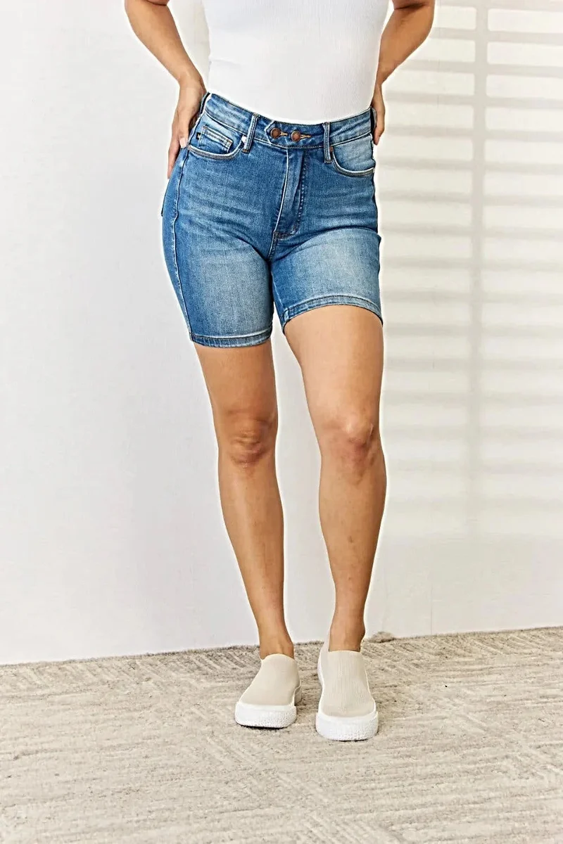 Judy Blue Bermudashorts met buikcorrectie en dubbele knoopsluiting voor een flatterende pasvorm.