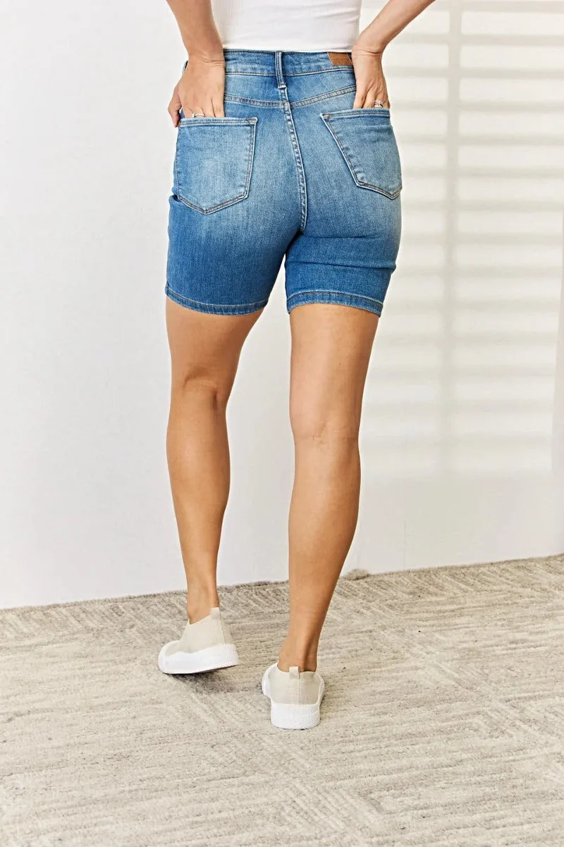 Judy Blue Bermudashorts met buikcorrectie en dubbele knoopsluiting voor een flatterende pasvorm.