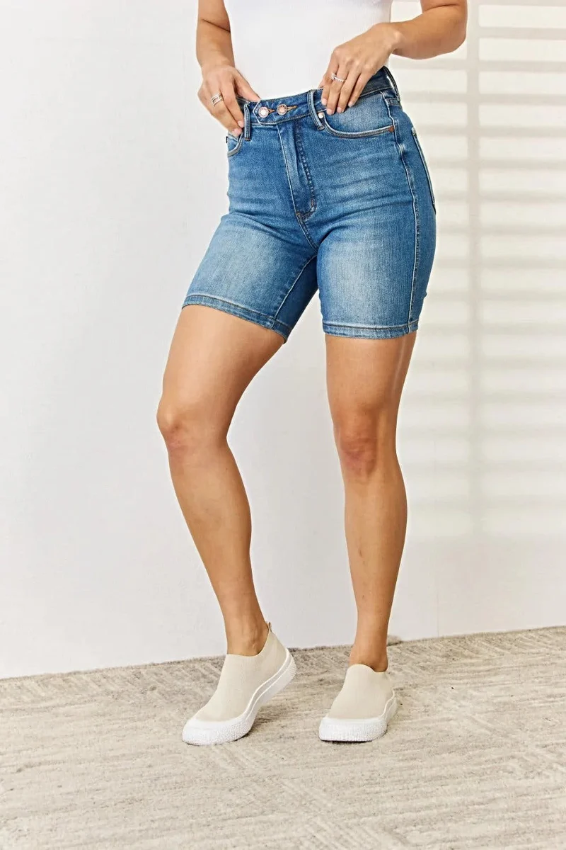 Judy Blue Bermudashorts met buikcorrectie en dubbele knoopsluiting voor een flatterende pasvorm.