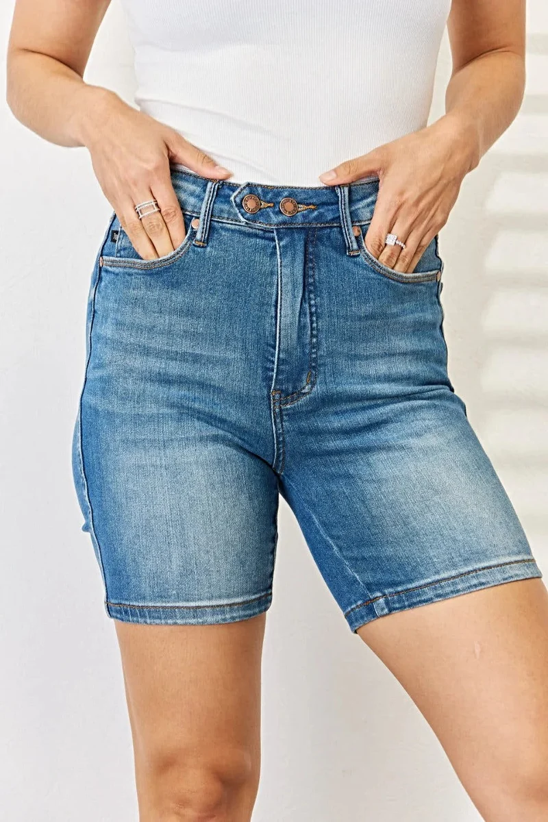 Judy Blue Bermudashorts met buikcorrectie en dubbele knoopsluiting voor een flatterende pasvorm.