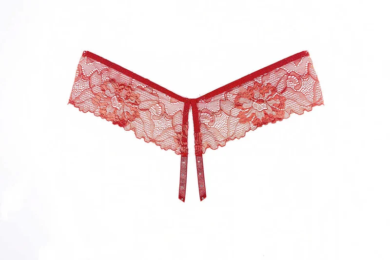 Rode kanten open panty met delicaat geschulpte design en strass bandjes
