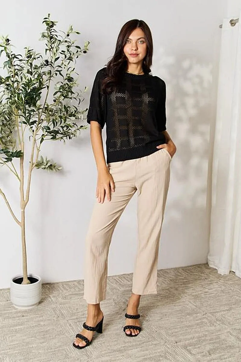 Chique gebreide top met ronde hals, ribboord en halflange mouwen - stijlvolle effen gebreide top voor moeiteloze elegantie.
