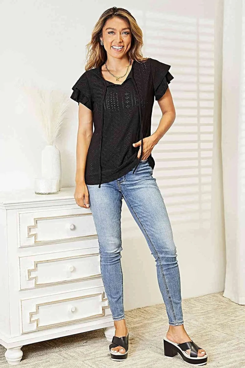 Elegante Double Take blouse met ruchesmouwen en een halslijn met oogjes.