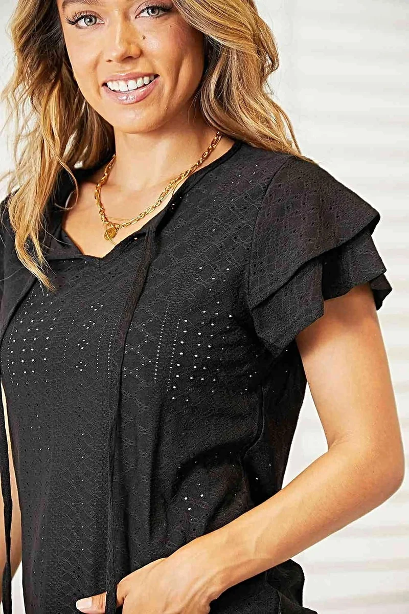 Elegante Double Take blouse met ruchesmouwen en een halslijn met oogjes.