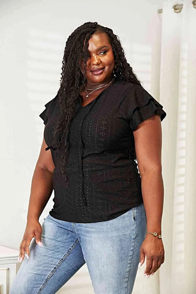 Elegante Double Take blouse met ruchesmouwen en een halslijn met oogjes.