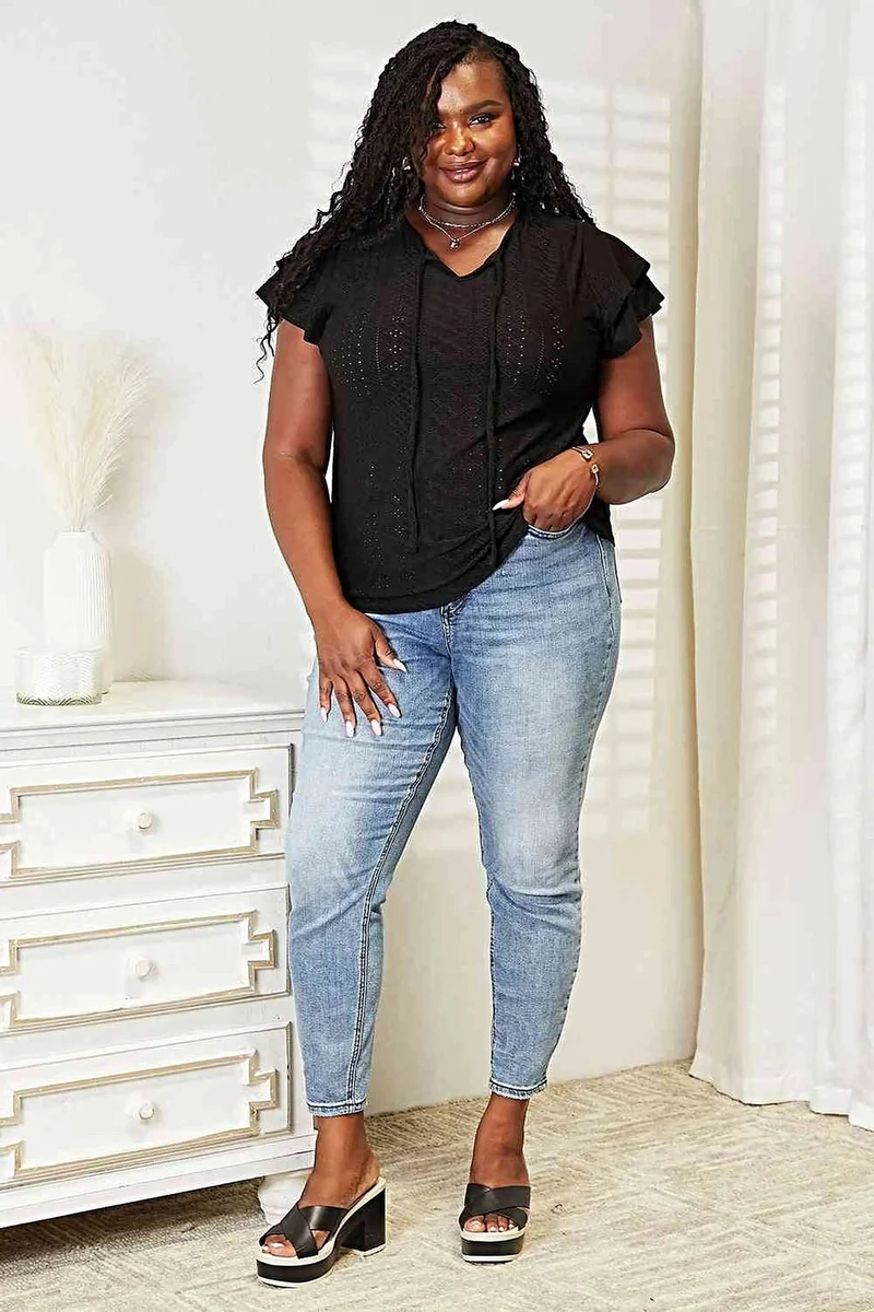 Elegante Double Take blouse met ruchesmouwen en een halslijn met oogjes.