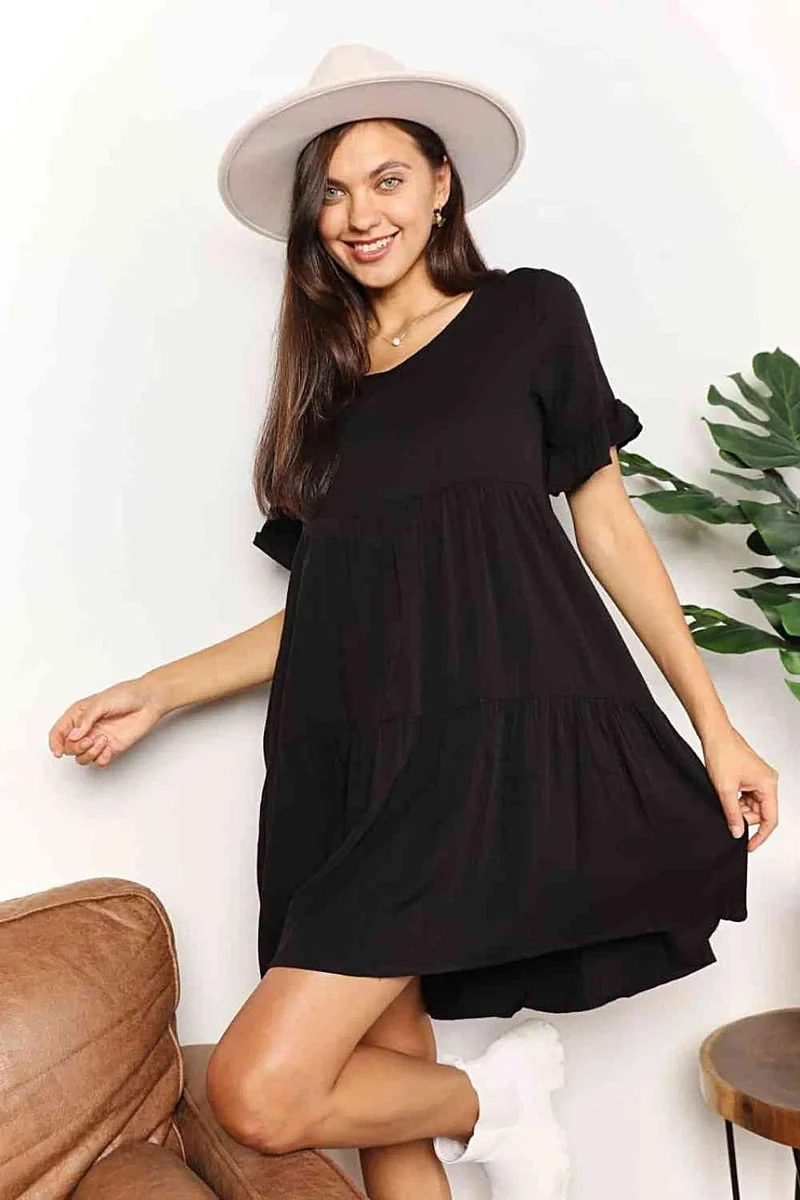 Elegante jurk met V-hals, ruches, gelaagd design en speelse mouwen voor een chique, casual look.
