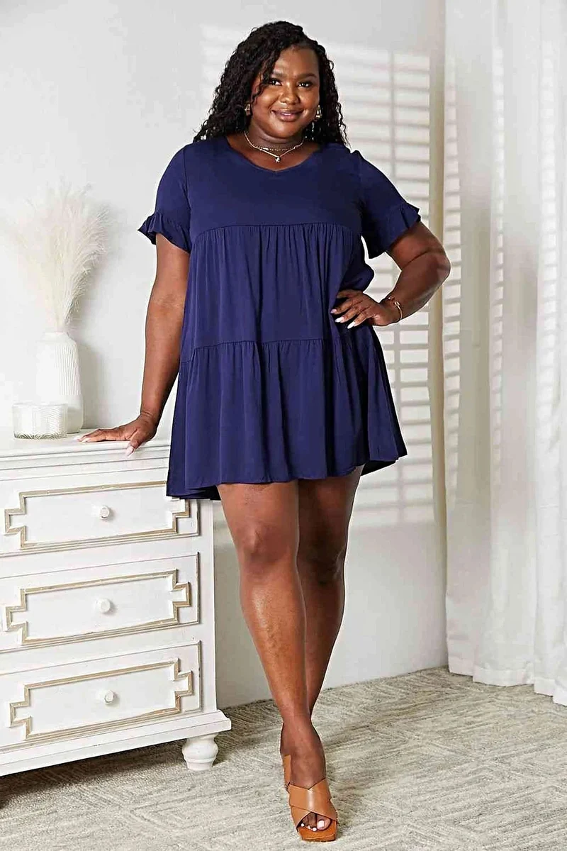 Elegante jurk met V-hals, ruches, gelaagd design en speelse mouwen voor een chique, casual look.