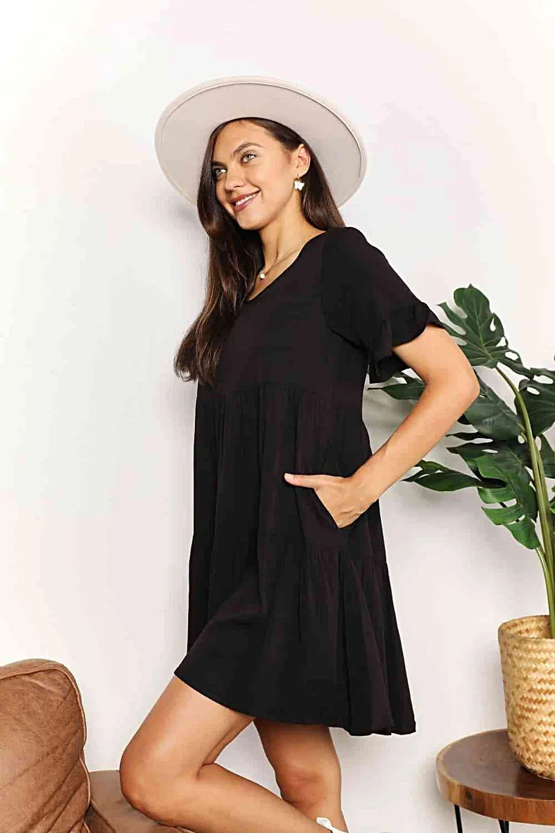 Elegante jurk met V-hals, ruches, gelaagd design en speelse mouwen voor een chique, casual look.