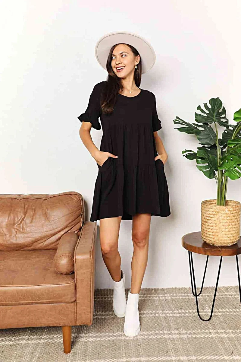 Elegante jurk met V-hals, ruches, gelaagd design en speelse mouwen voor een chique, casual look.