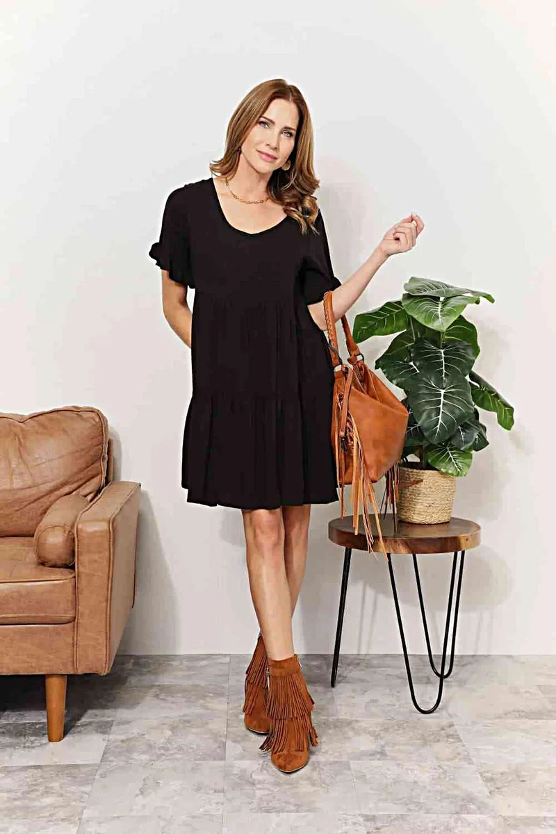 Elegante jurk met V-hals, ruches, gelaagd design en speelse mouwen voor een chique, casual look.