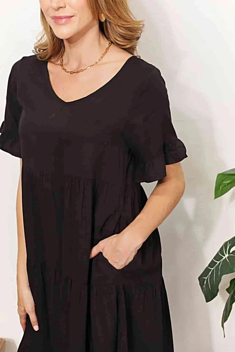 Elegante jurk met V-hals, ruches, gelaagd design en speelse mouwen voor een chique, casual look.