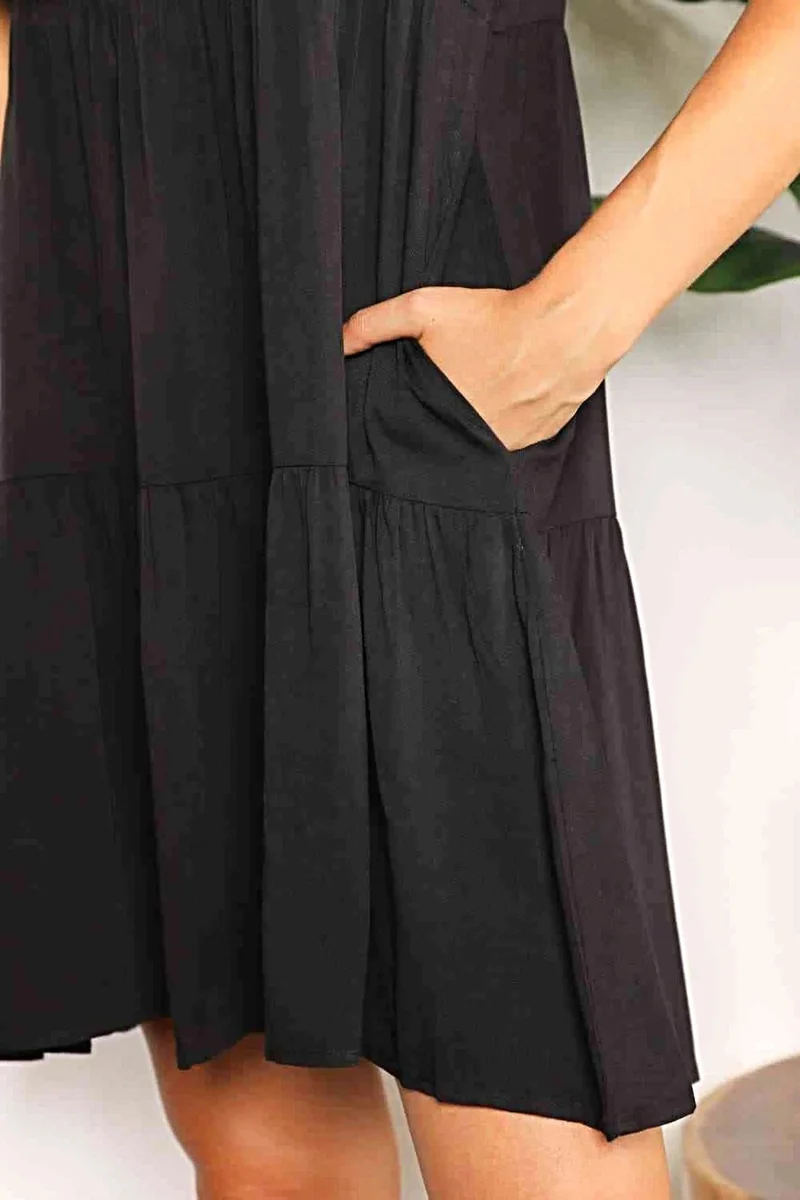 Elegante jurk met V-hals, ruches, gelaagd design en speelse mouwen voor een chique, casual look.