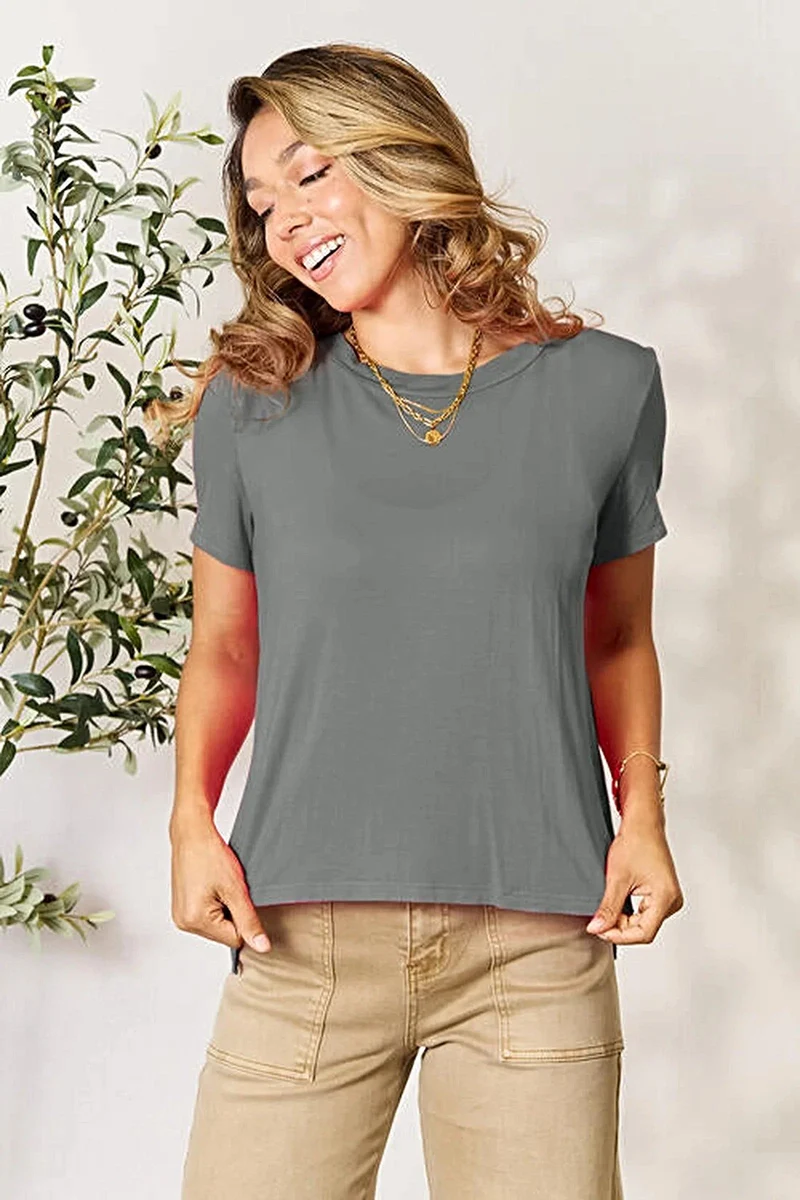 Basic T-shirt met korte mouwen voor dames, gemaakt van een ondoorzichtige en licht elastische rayonmix, verkrijgbaar in de maten S-XL.