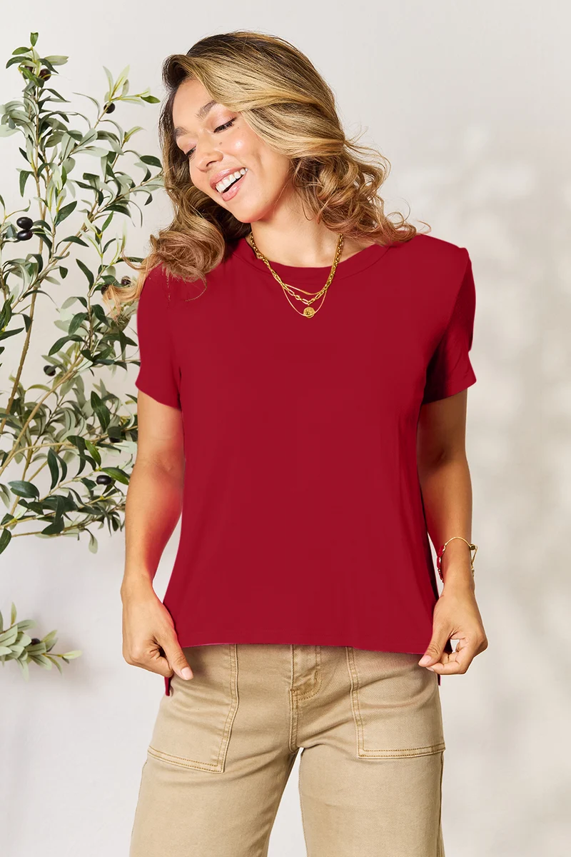 Basic T-shirt met korte mouwen voor dames, gemaakt van een ondoorzichtige en licht elastische rayonmix, verkrijgbaar in de maten S-XL.