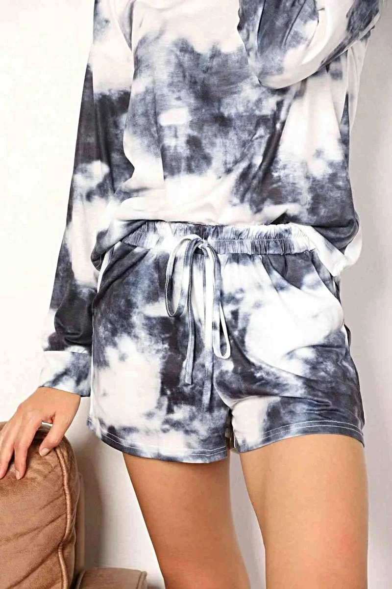 Luxe tie-dye loungeset met top met ronde hals en short, verkrijgbaar in grote maten.