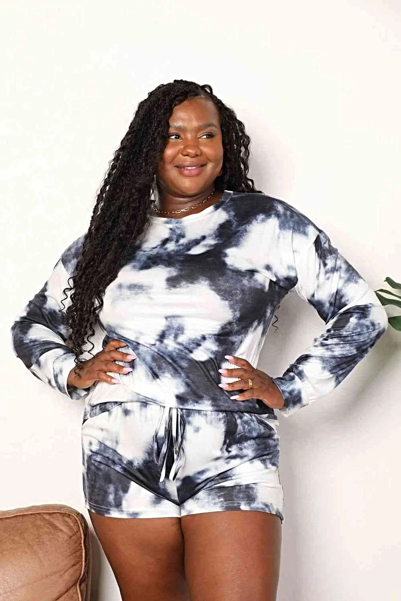 Luxe tie-dye loungeset met top met ronde hals en short, verkrijgbaar in grote maten.