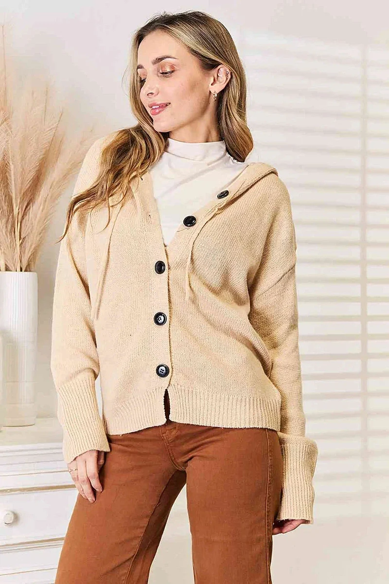 Stijlvolle geweven trui met lange mouwen en capuchon, voorzien van knoopsluiting voor extra comfort.