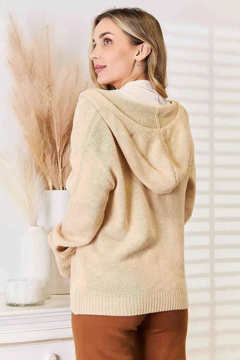 Stijlvolle geweven trui met lange mouwen en capuchon, voorzien van knoopsluiting voor extra comfort.