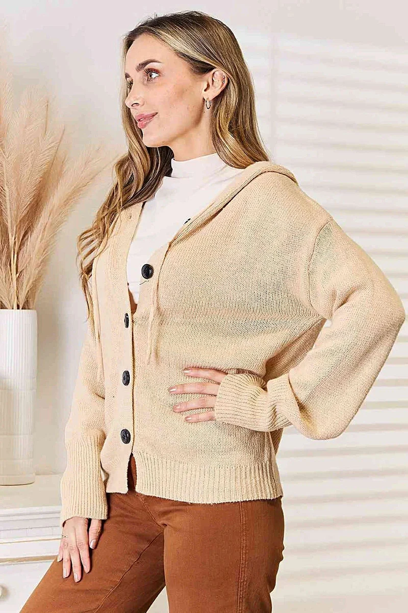 Stijlvolle geweven trui met lange mouwen en capuchon, voorzien van knoopsluiting voor extra comfort.