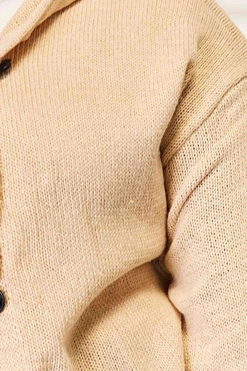 Stijlvolle geweven trui met lange mouwen en capuchon, voorzien van knoopsluiting voor extra comfort.