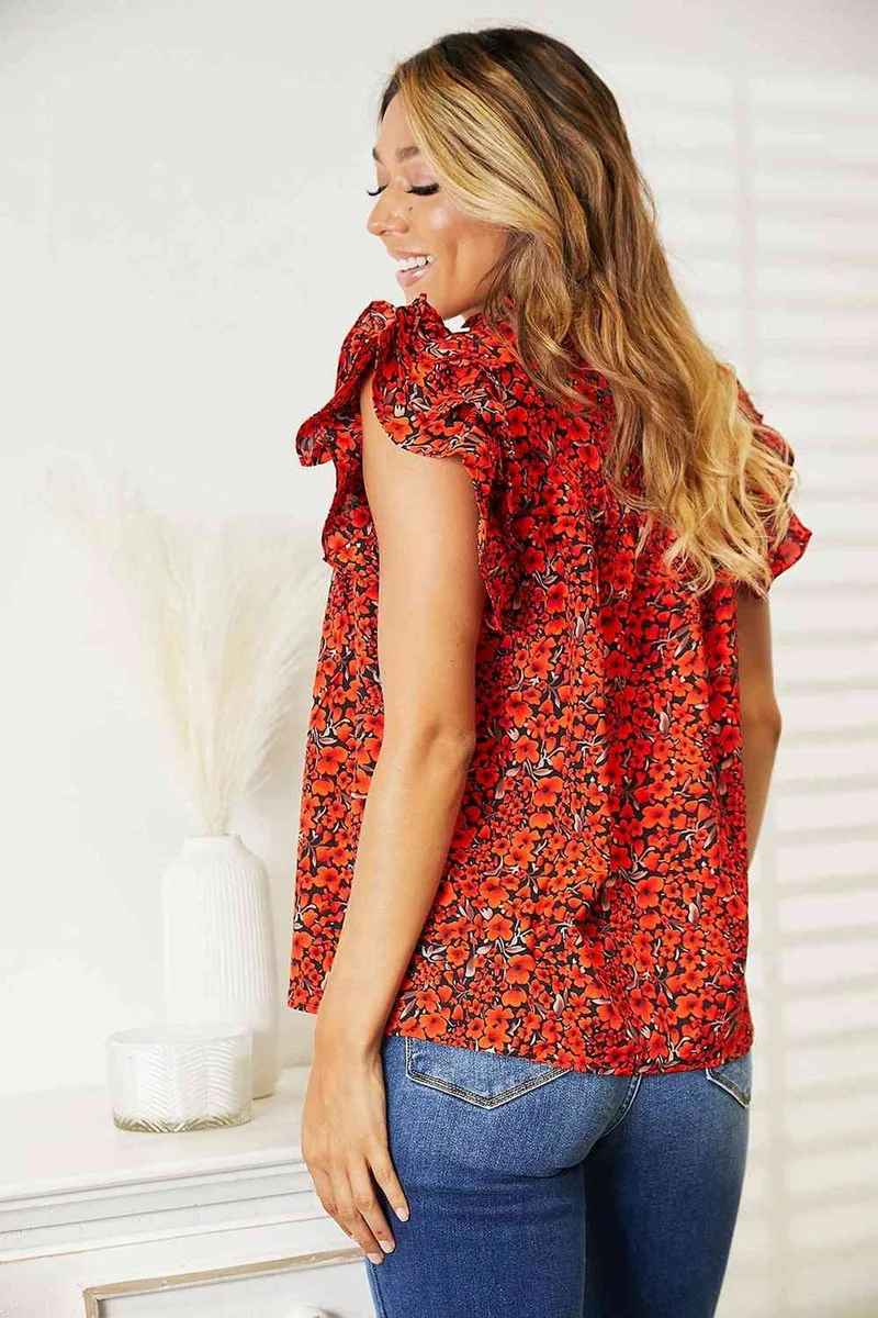 Elegantie opnieuw gedefinieerd: Blouse met bloemenprint en ruchesmouwen, en een chique inkeping in de halslijn.