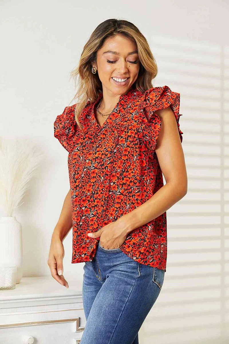 Elegantie opnieuw gedefinieerd: Blouse met bloemenprint en ruchesmouwen, en een chique inkeping in de halslijn.