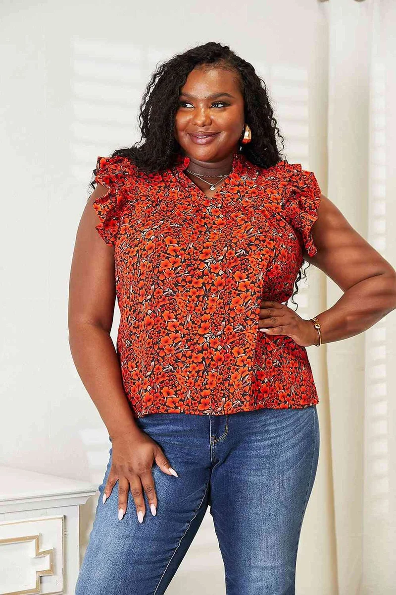 Elegantie opnieuw gedefinieerd: Blouse met bloemenprint en ruchesmouwen, en een chique inkeping in de halslijn.