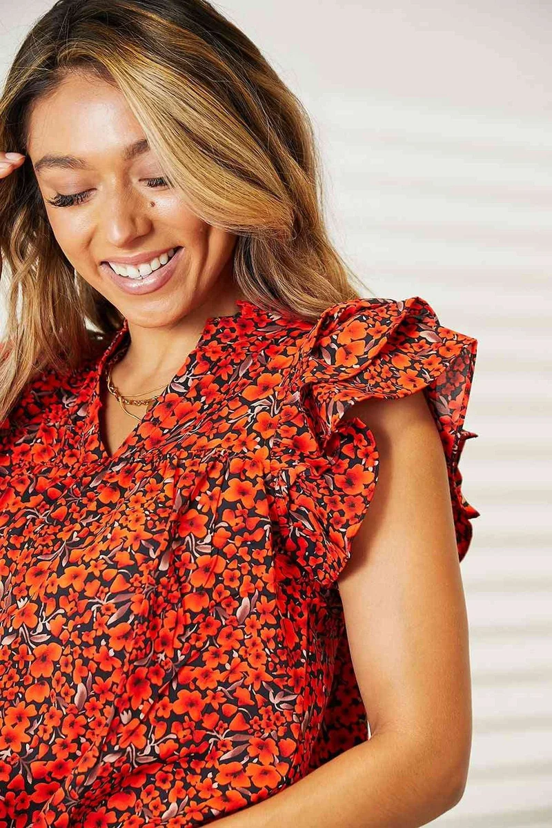 Elegantie opnieuw gedefinieerd: Blouse met bloemenprint en ruchesmouwen, en een chique inkeping in de halslijn.