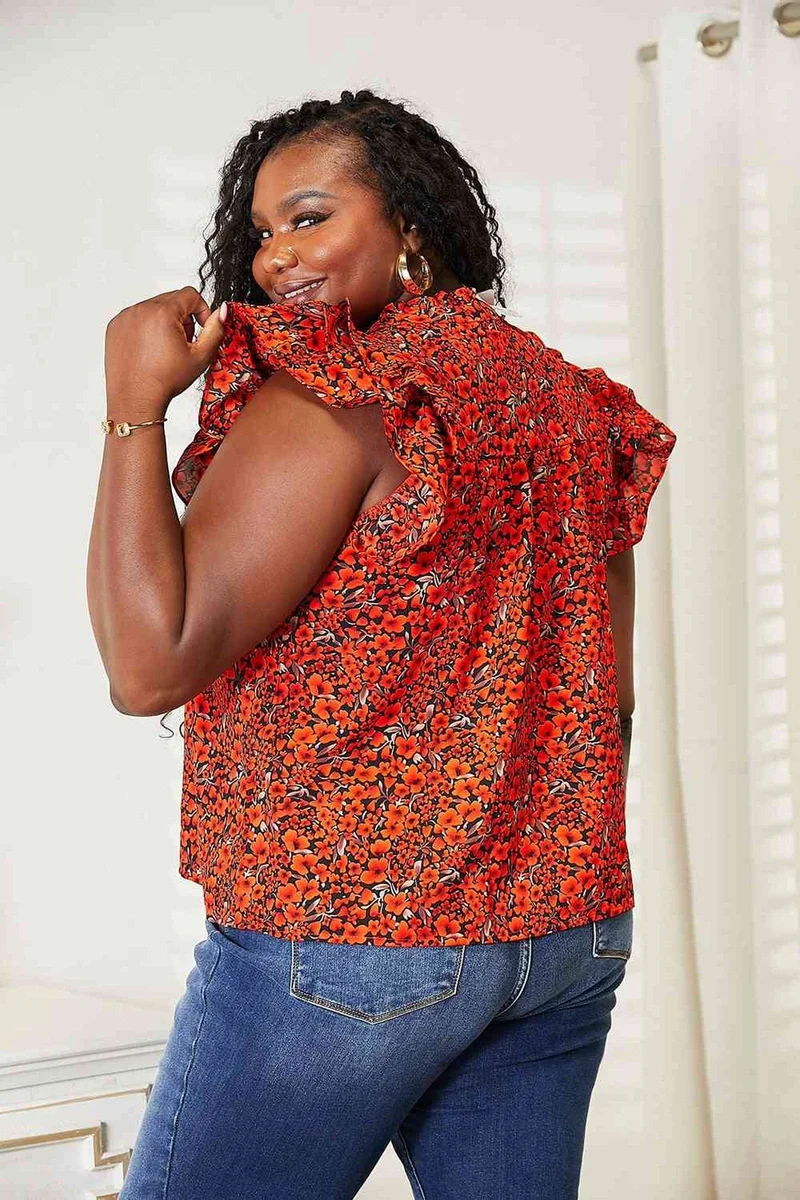 Elegantie opnieuw gedefinieerd: Blouse met bloemenprint en ruchesmouwen, en een chique inkeping in de halslijn.