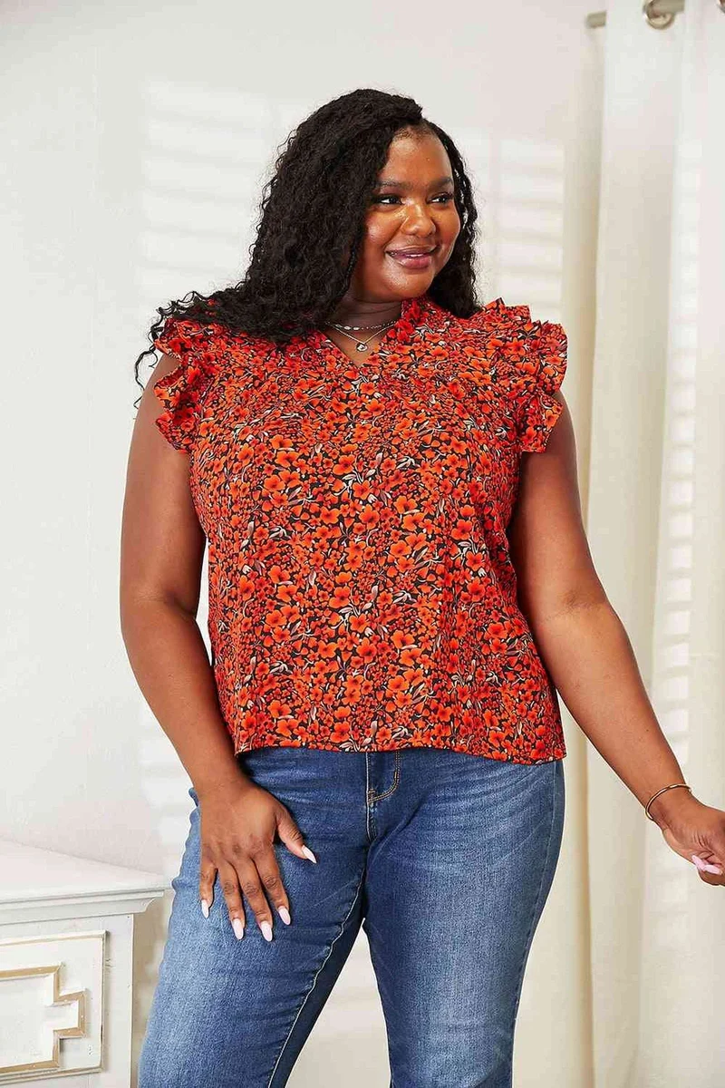 Elegantie opnieuw gedefinieerd: Blouse met bloemenprint en ruchesmouwen, en een chique inkeping in de halslijn.