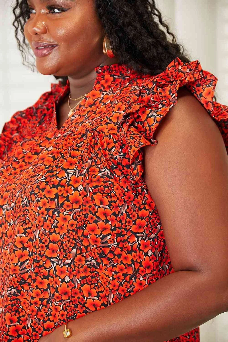Elegantie opnieuw gedefinieerd: Blouse met bloemenprint en ruchesmouwen, en een chique inkeping in de halslijn.