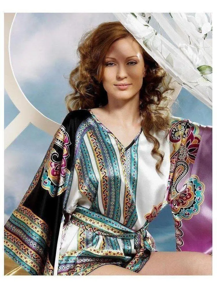 GISELE A ~ Sensuele elegantie in haar handgeschilderde zijden kimono