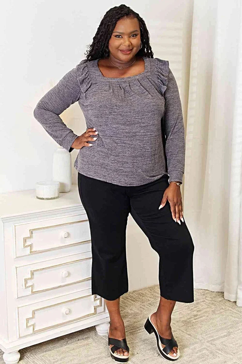 Elegante top met ruches op de schouders - T-shirt met vierkante hals en lange mouwen, ook verkrijgbaar in grote maten.