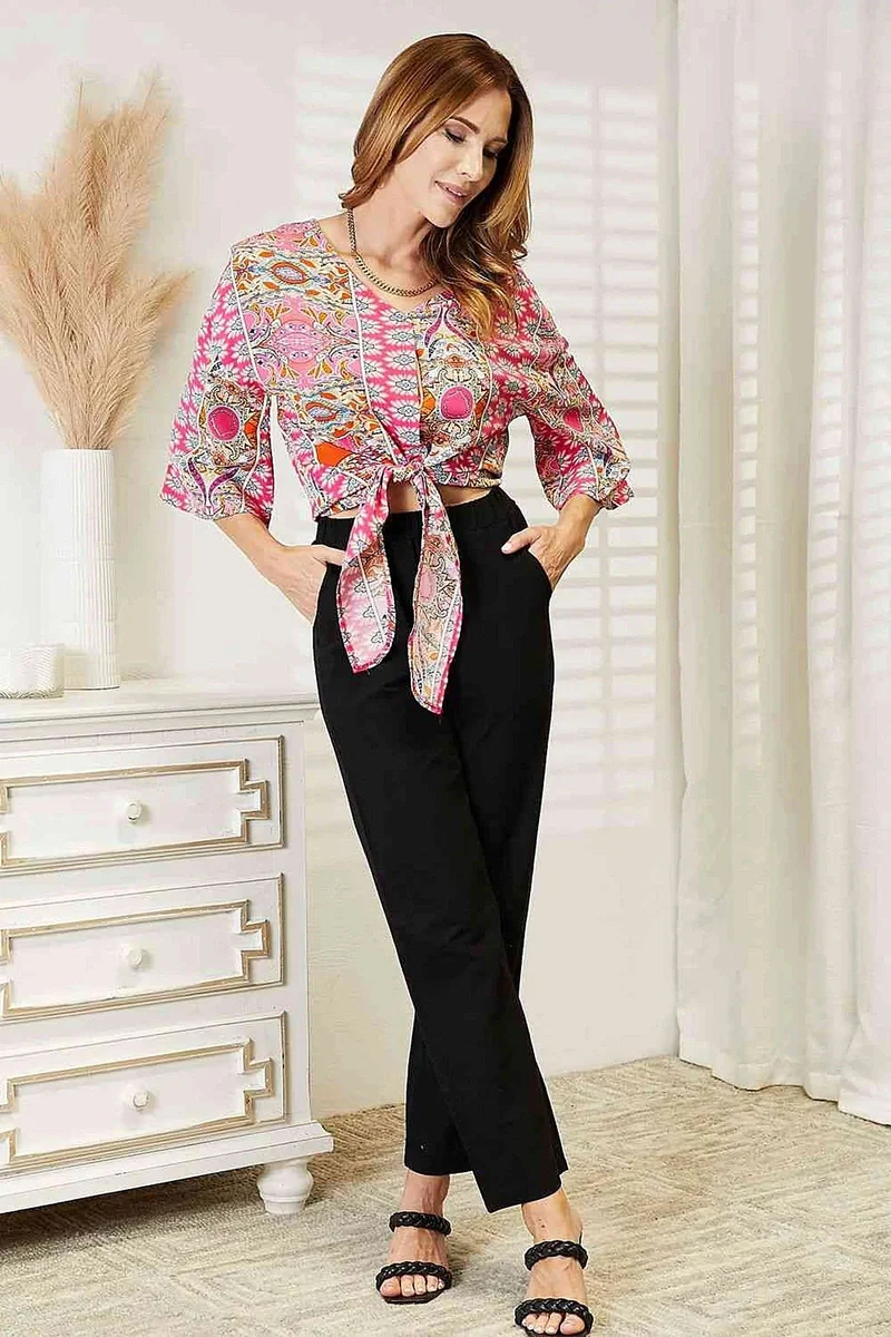 Chique blouse met driekwartmouwen, V-hals en strikdetail aan de zoom.