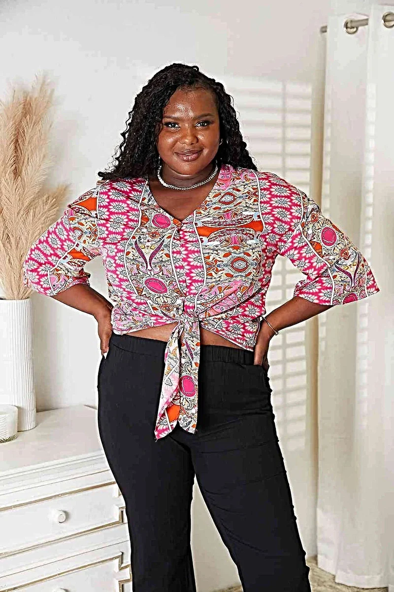 Chique blouse met driekwartmouwen, V-hals en strikdetail aan de zoom.