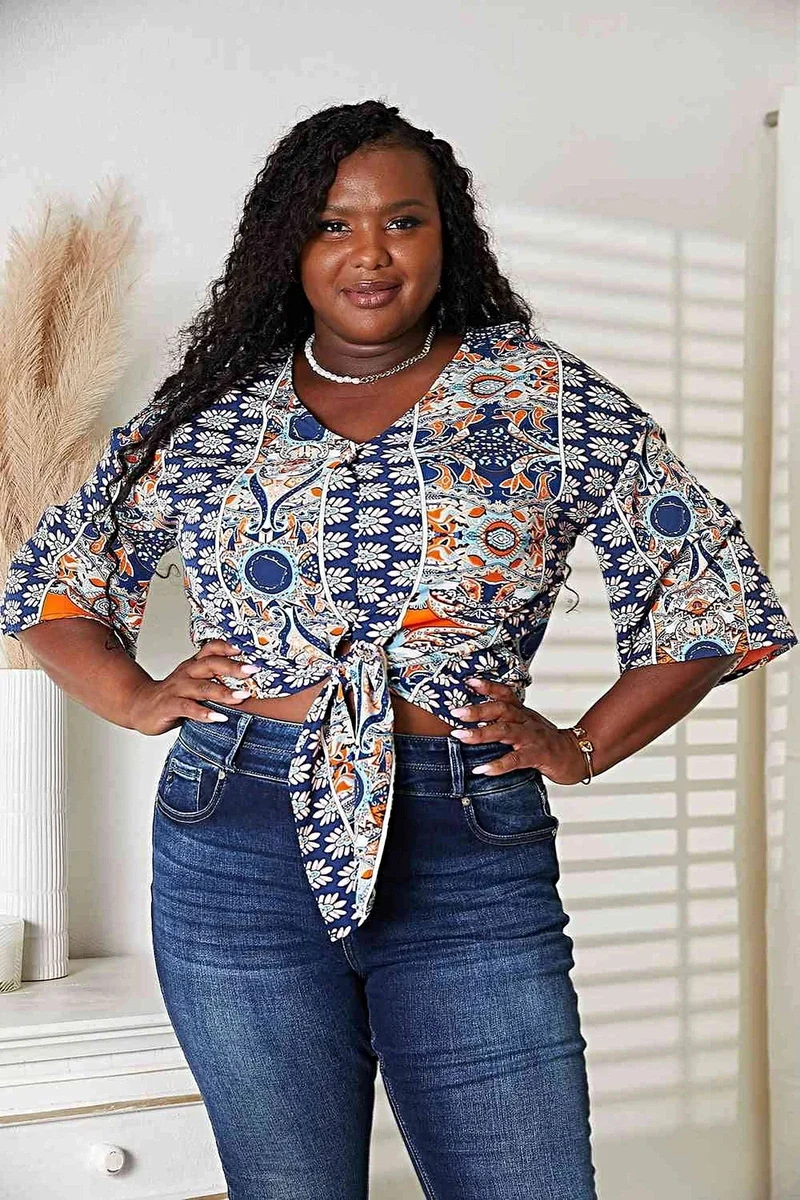 Chique blouse met driekwartmouwen, V-hals en strikdetail aan de zoom.