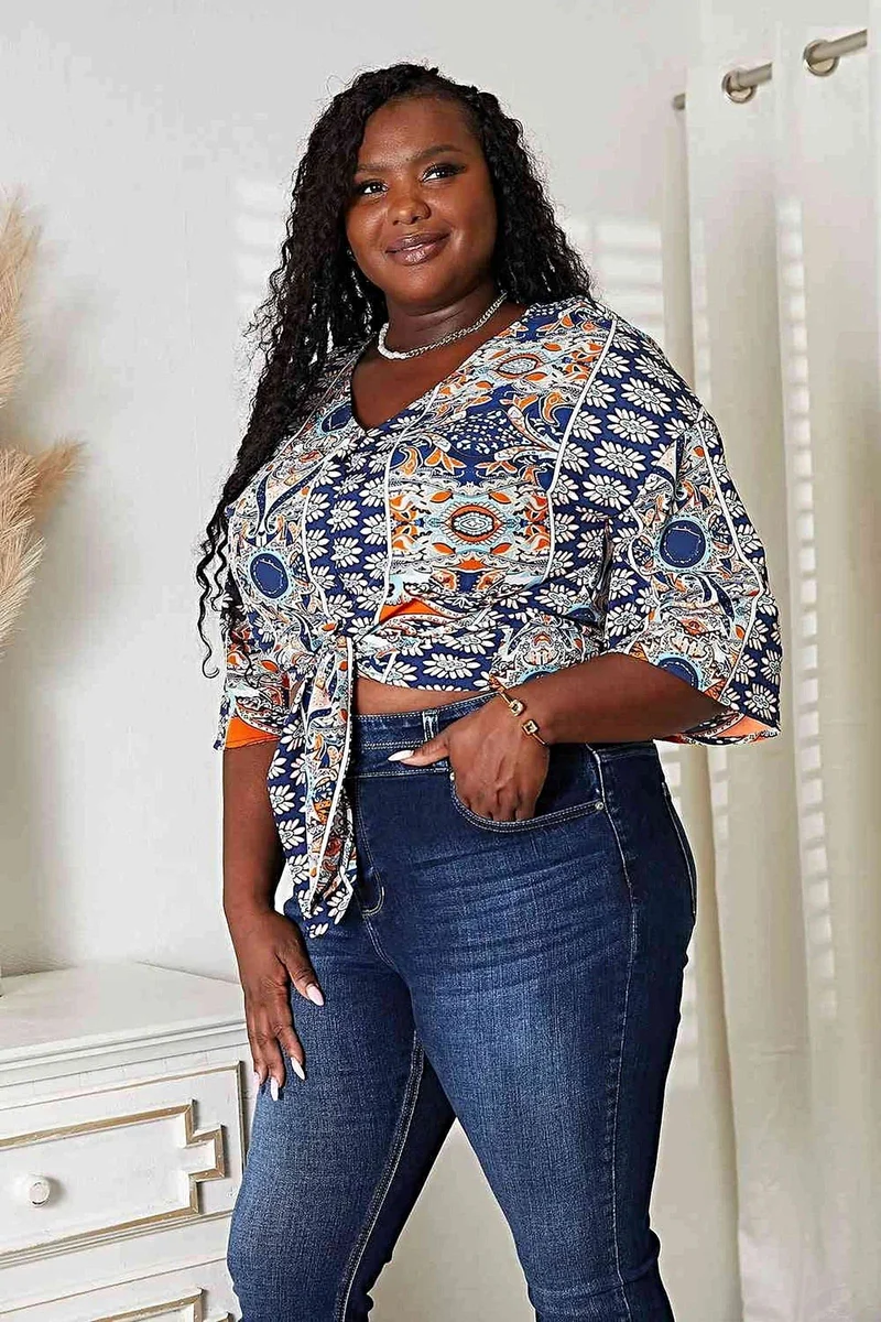 Chique blouse met driekwartmouwen, V-hals en strikdetail aan de zoom.