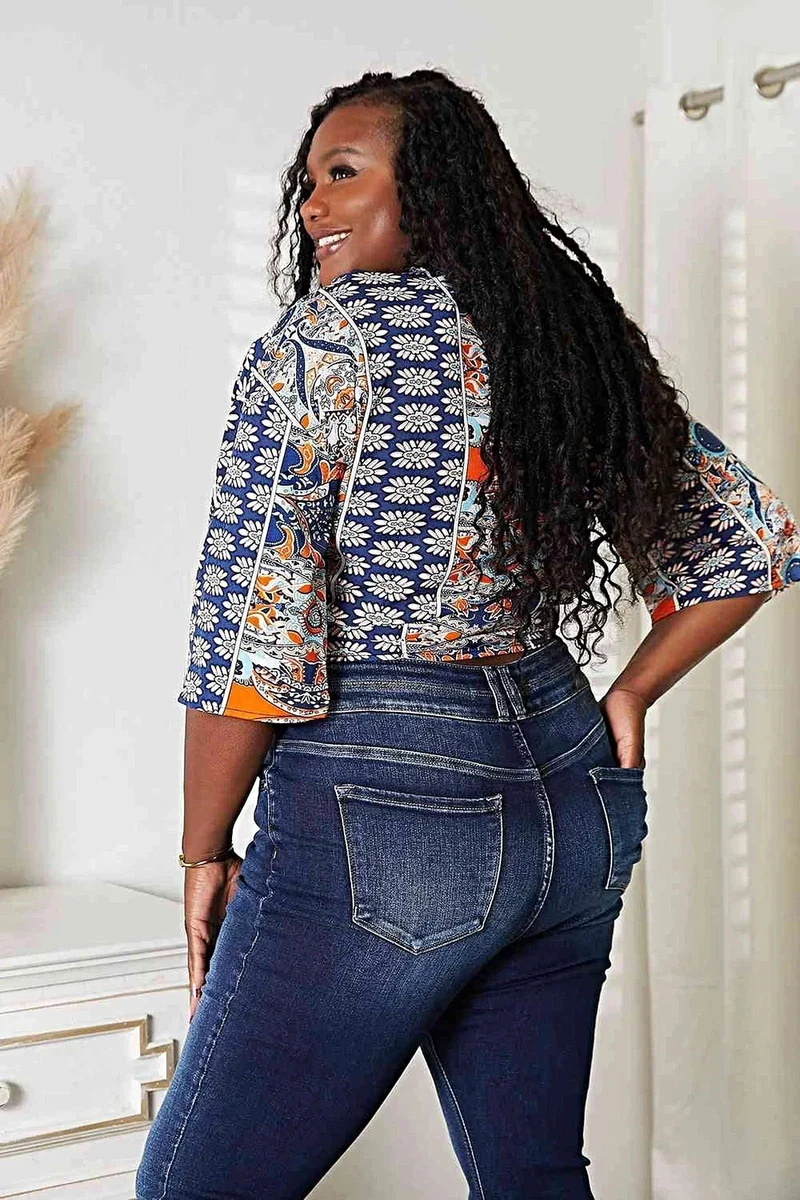 Chique blouse met driekwartmouwen, V-hals en strikdetail aan de zoom.