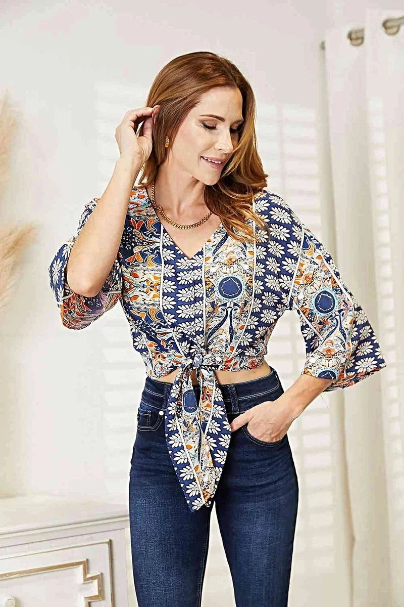 Chique blouse met driekwartmouwen, V-hals en strikdetail aan de zoom.