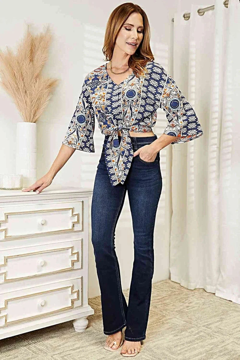 Chique blouse met driekwartmouwen, V-hals en strikdetail aan de zoom.