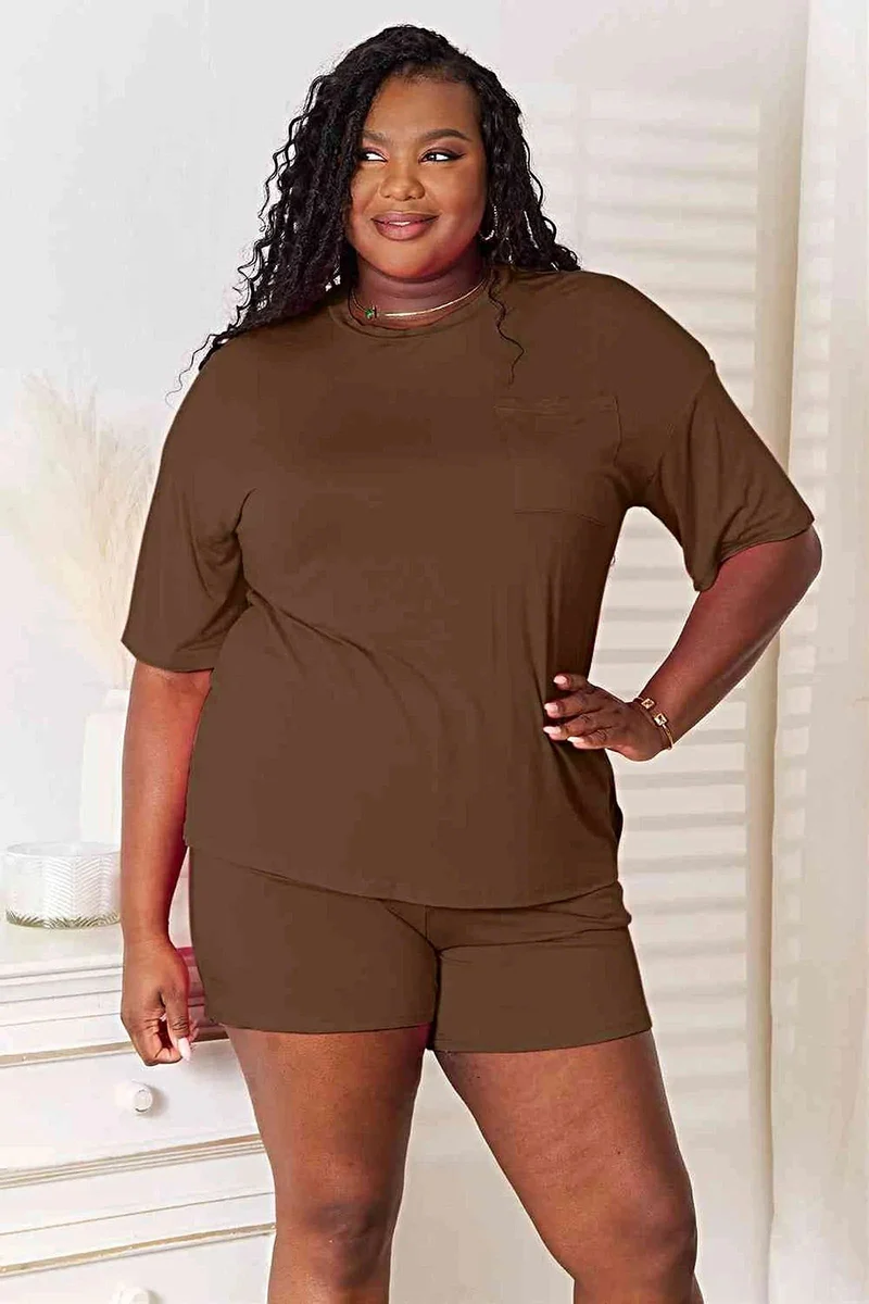Comfortabele zomeroutfit: 2-delige set van zachte rayon top met korte mouwen en short van Trendsi