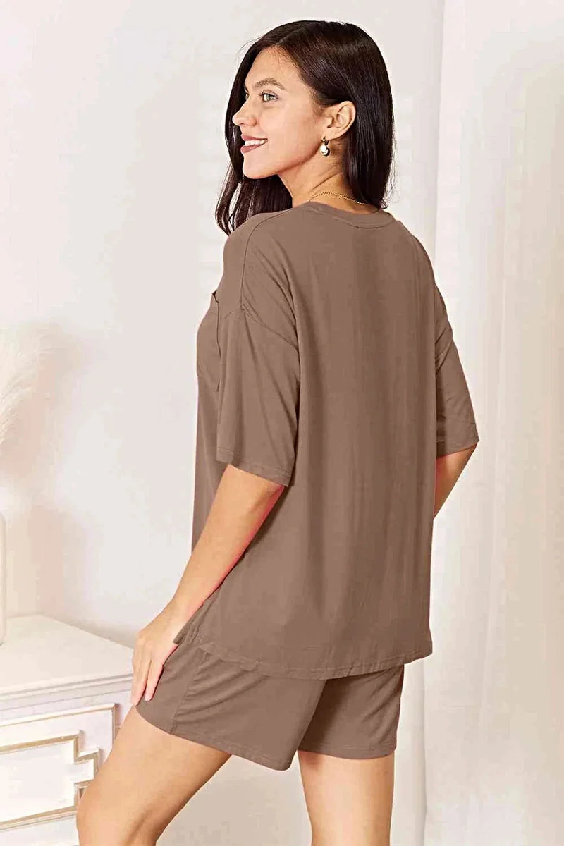 Comfortabele zomeroutfit: 2-delige set van zachte rayon top met korte mouwen en short van Trendsi