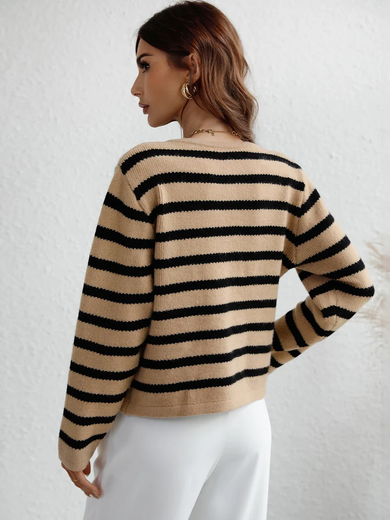 Gestreept vest met knoop aan de voorkant