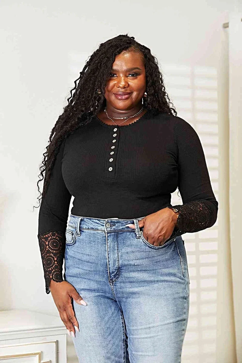 Chique top van gehaakt kant met knoopsluiting aan de voorkant en zwierige mouwen voor een stijlvolle look.